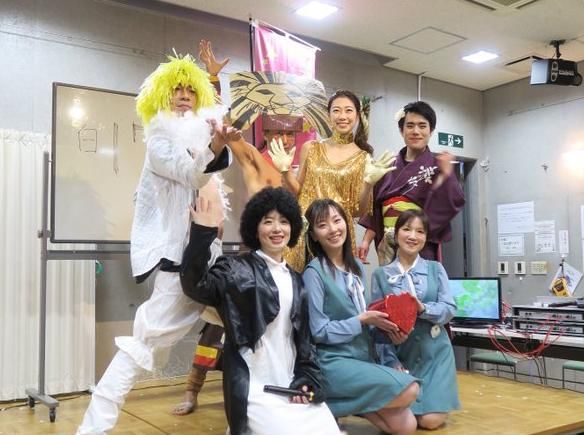  『家庭主妇』更年期PK青春期！45岁老阿姨成功打入女团圈，家庭主妇变豪华锦鲤