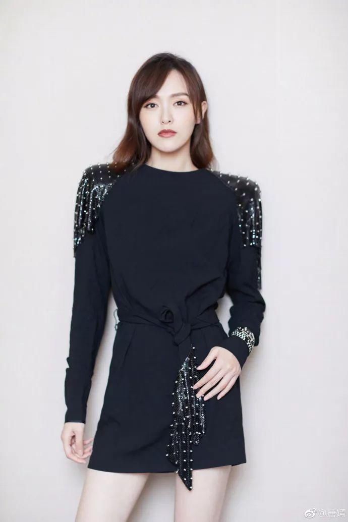 35岁唐嫣美翻!一身黑色长裙半露香肩，网友:罗晋真有福