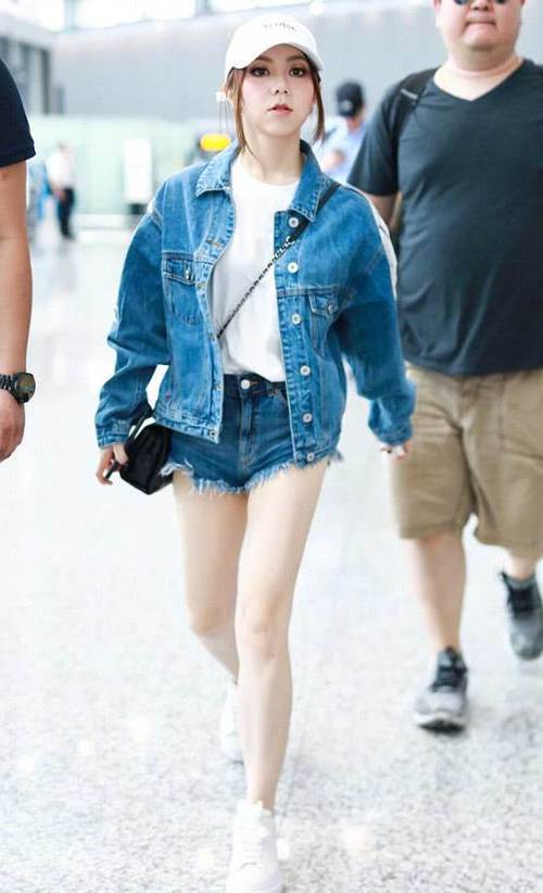 邓紫棋上半身俏皮可爱，却被下半身“格格球鞋”抢镜，这鞋真个性