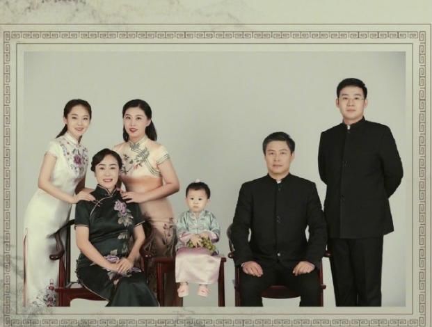  【身穿】张佳宁晒全家福，一家人身穿民国服装，张晓龙称要努力幸福