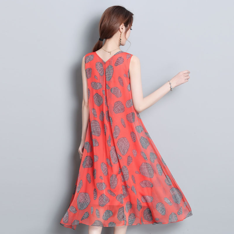 33-45岁女人穿高贵蚕丝裙，上身风韵优雅，美得路人三回头