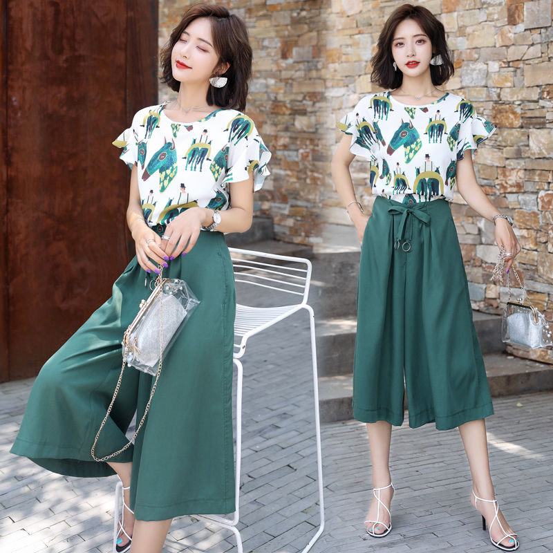 我的天，70后女人穿上今年流行“阔腿裤套装”，高贵嫩美贼减龄