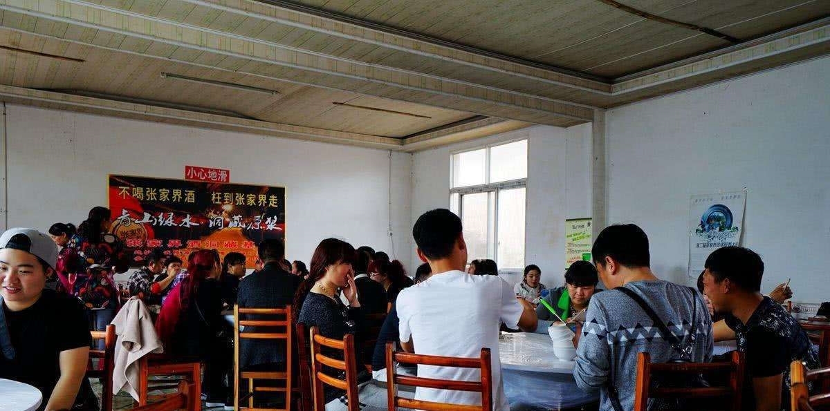 为啥导游一到饭点就“消失”,难道去开小灶了?游客表示困惑!