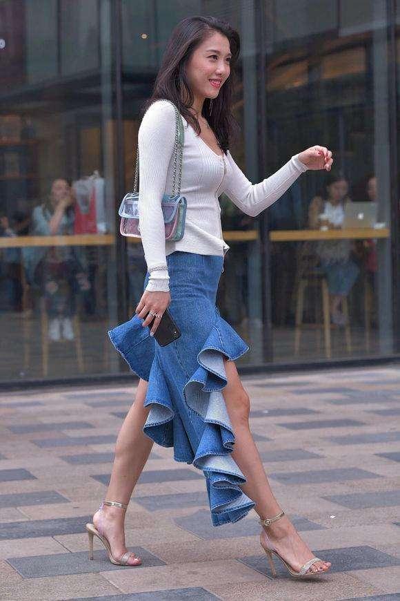 素人街拍: 不一样的牛仔裙, 穿出不一样的感觉