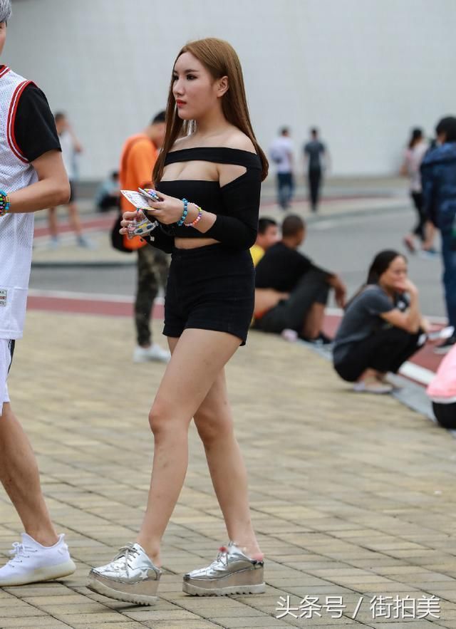 白白嫩嫩的小姐姐,穿个性抹胸装,紧绷尽显圆润上围,很有女人味