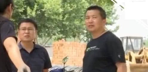 枣庄干部玩“哑语”：为何不敢说实话，“剧本”后面是什么