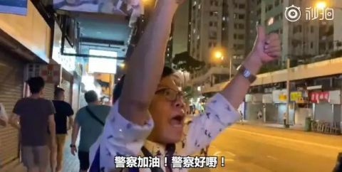中联办外 她面对示威者高喊“警察加油”