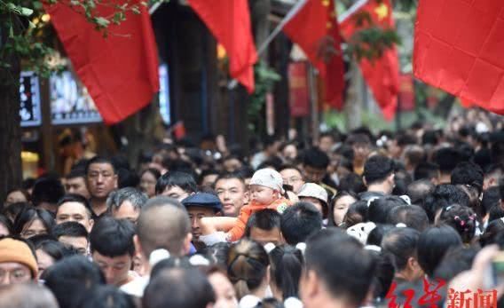 长沙再次实力圈粉!烈士公园都是人山人海!今天你在哪个景点排长