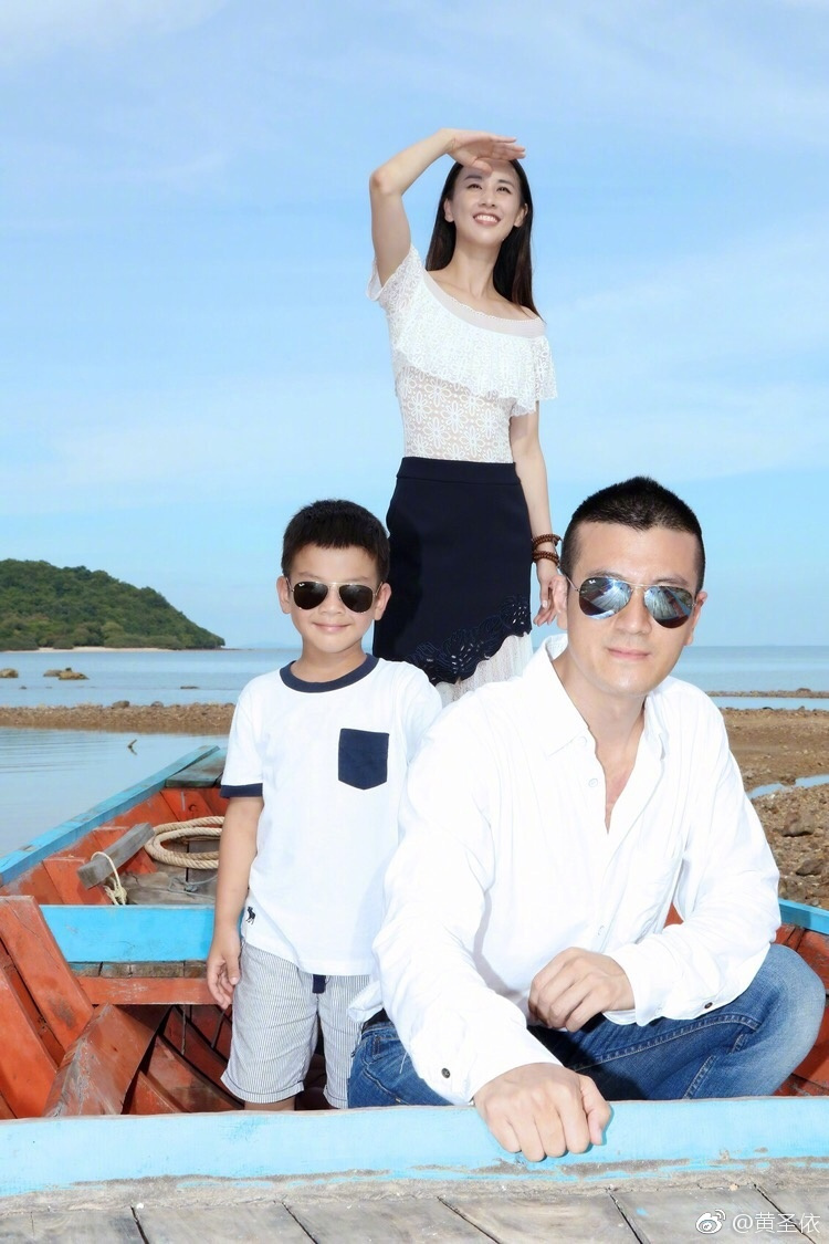 35岁黄圣依厉害了!蓝色牛仔裙上缝裤子,网友:时尚圈的人真难懂