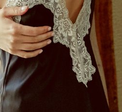 作为睡衣，家居服，舒适一定是在首位!说健康，还是城市女人会选