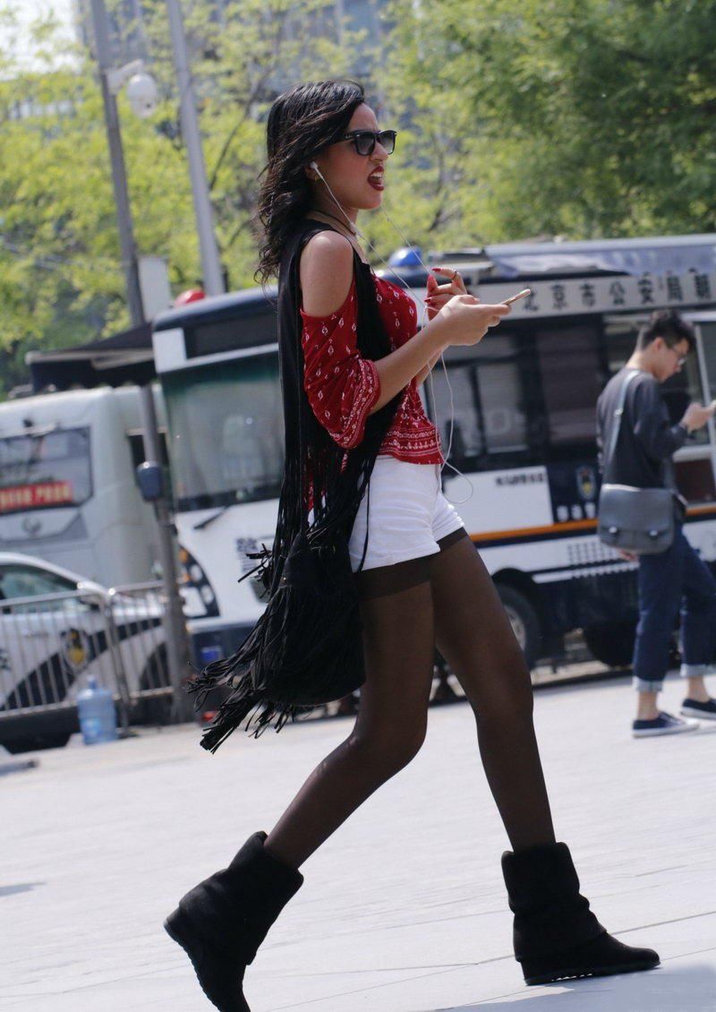 街拍:白色紧身热裤黑丝袜美眉，你的城市因你而美好?