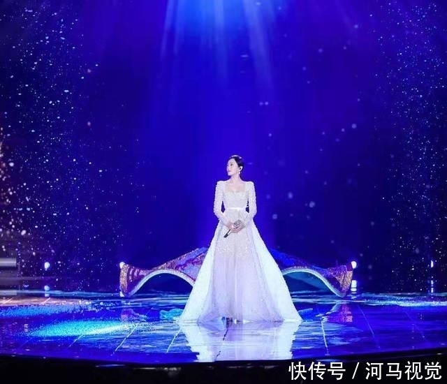 滤镜■穿丝绒抹胸裙秀香肩美腿，“白月光”果然不一般，秦岚自带滤镜美