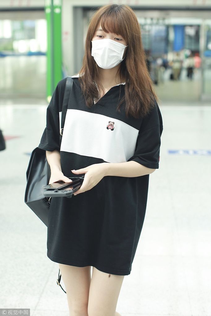 女大十八变！徐娇玩下衣失踪秀筷子腿 戴口罩长发飘飘少女力max