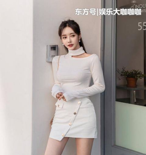  『花貌』街拍：雪肤花貌的小姐姐，一件白色上衣配白色短裙，时尚清新气息