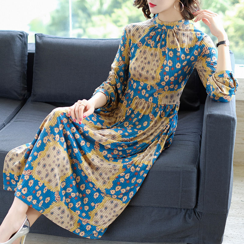 从不穿长裤的老婆，一件减龄连衣裙，美的蕙质兰心