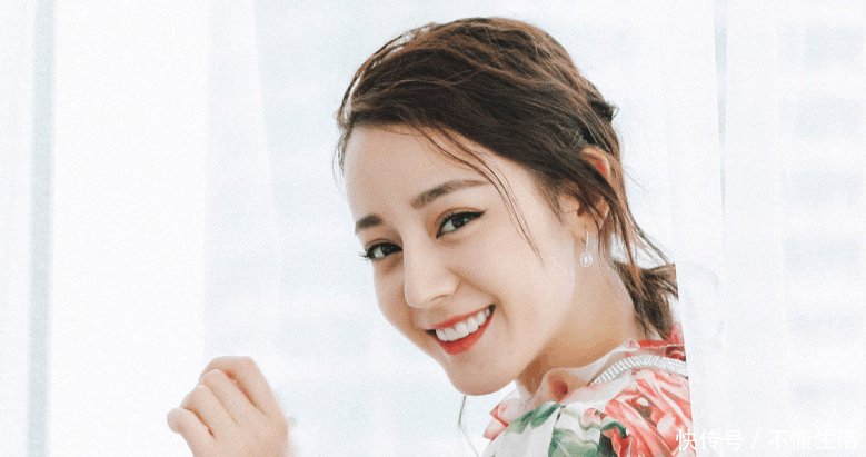 迪丽热巴抢杨幂代言被称白眼狼, 这件事真有这么简单