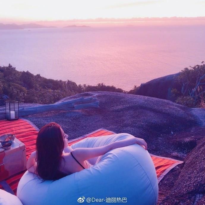 26岁热巴与29岁奚梦瑶同穿吊带裙，才知道明星和超模到底差在哪!