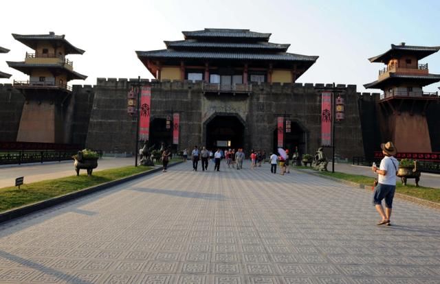 印度一家人来中国旅游，千挑万选了一个景区，却因一原因止步门口