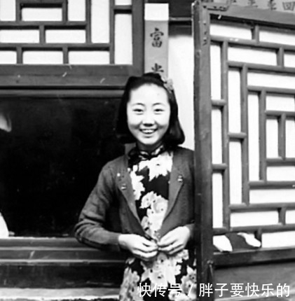  【民国时期】一组老照片：民国时期，刚穿好衣服女子走出屋子