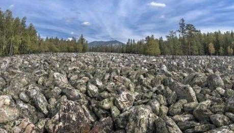 俄罗斯有这样的一条河，一滴水没有全是大石头