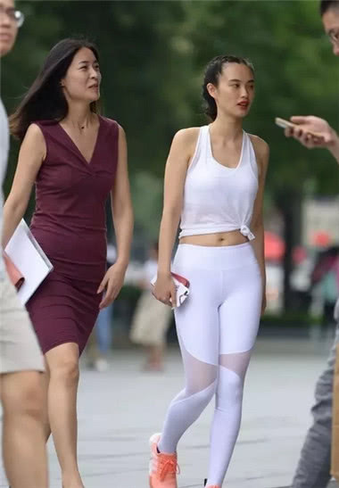 两位小姐姐大街上争艳，白色紧身裤小姐姐甩紫色连衣裙小姐姐十条