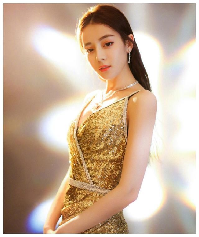 迪丽热巴太美啦！一袭金色V领长裙闪闪发光，见了她就挪不动脚