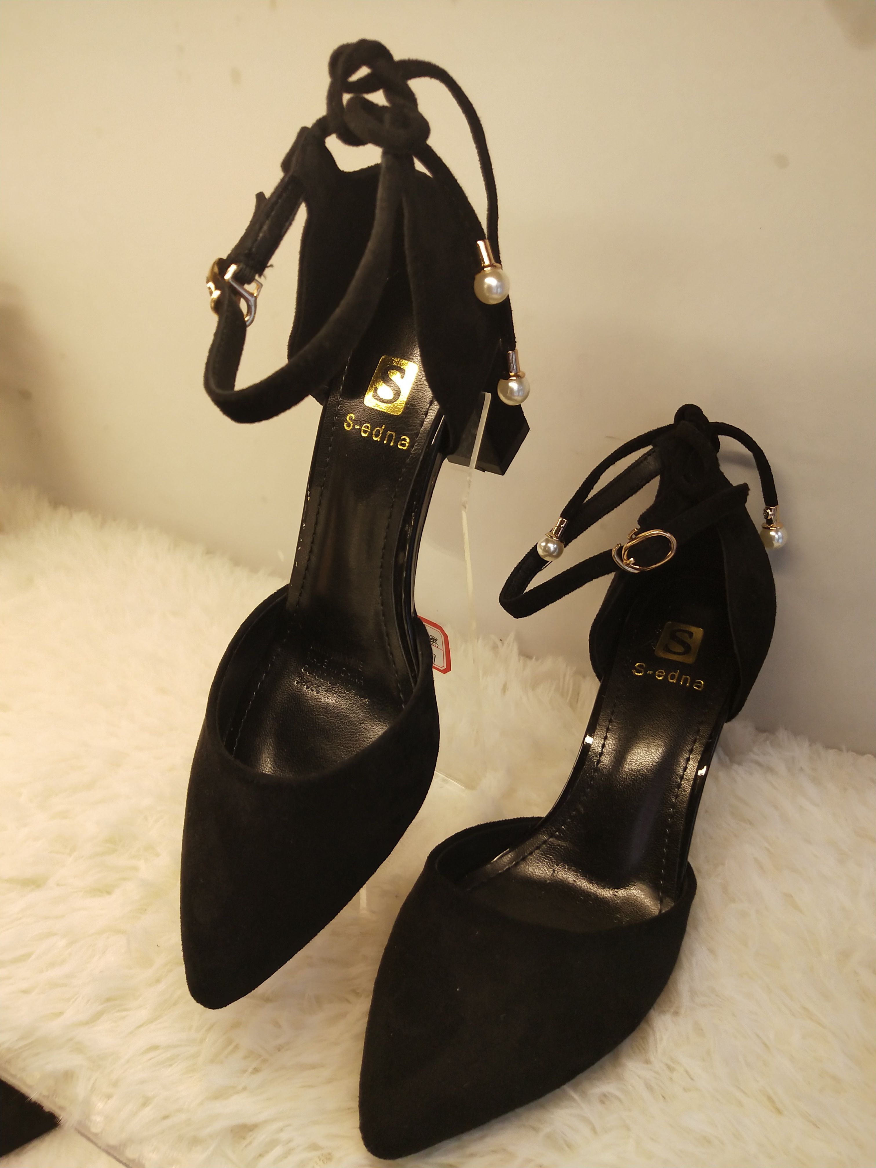 女神的鞋柜，没有几双尖头高跟鞋，你也敢自称女神?