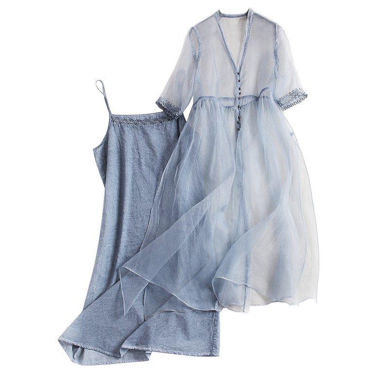 难怪老婆逛街不穿T恤了，现在流行“小吊带”性感迷人太吸睛了