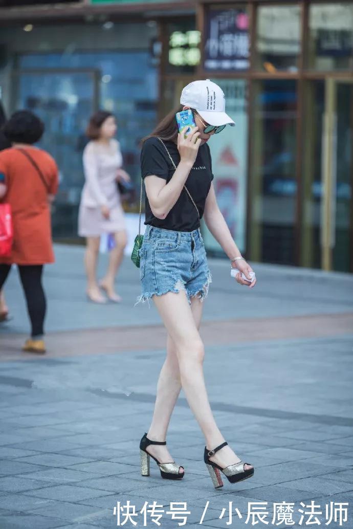 「气质」美女穿搭:纯白色的露肩荷叶边喇叭袖衬衫,带着无限的优雅和甜美