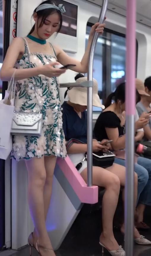 坐地铁还穿这么短的吊带裙, 也不顾别人感受!