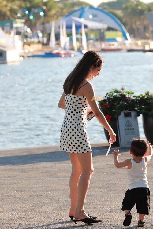 路人街拍，小姐姐迷人的穿搭隐约中勾勒出曼妙曲线，妩媚动人