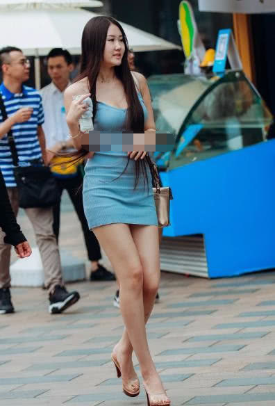 姐姐本来长得就很高挑如果再有一款精致的短裙来展示自己的身材就