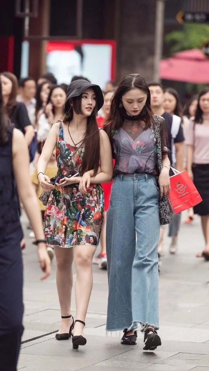 街拍:青春甜美的小姐姐,穿着柔美大气又优雅!