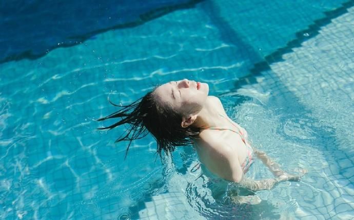 短发泳装美女泳池湿身诱惑写真图片