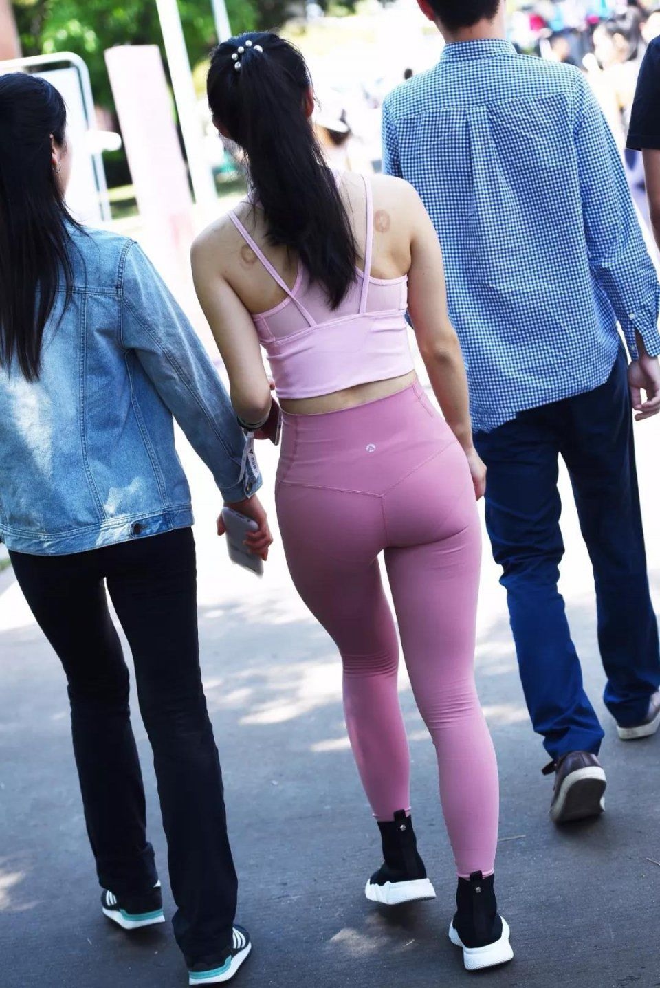 街拍：紧身瑜伽裤超好身材美女，练瑜伽的都是好身材呀