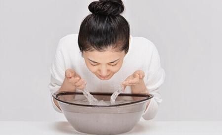  「脸部」女性贴面膜，敷前搞好2件事，敷后搞好3件事，消化吸收实际效果会更强！
