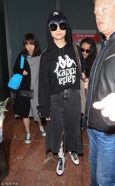 不单是李宇春 女明星靠不对称裙变身“腿霸”