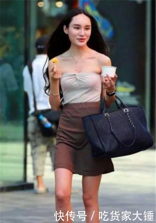  尽显：街拍：穿着短裤套装的小姐姐，甜美淡雅的颜色，尽显娇美的气质