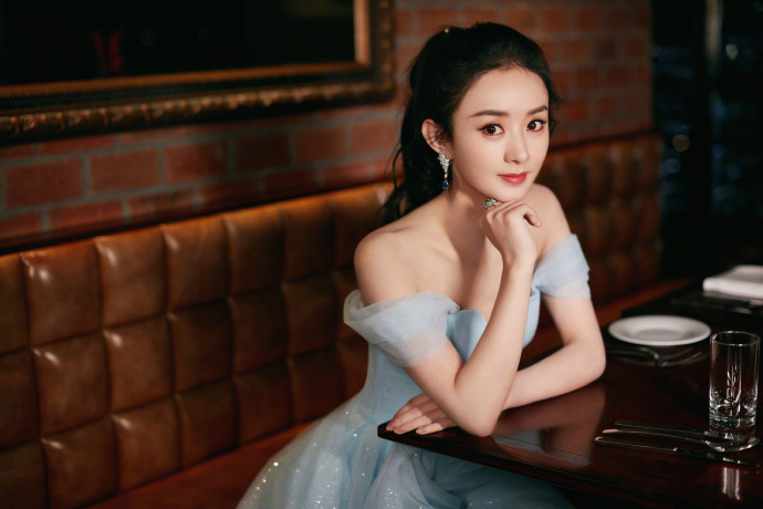 『 赵丽颖化身冰雪女王』化身冰雪女王Elsa优雅高贵，赵丽颖一袭冰蓝细闪抹胸纱裙现身
