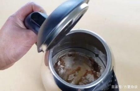  「方法」电水壶内水垢又多又脏？只需一个方法，水垢自动消失，立马变干净