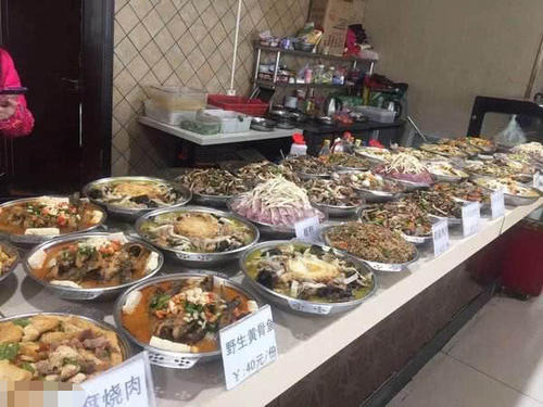 坐大巴车时，为何乘客不去服务区吃饭？连司机都拒绝，原因很简单