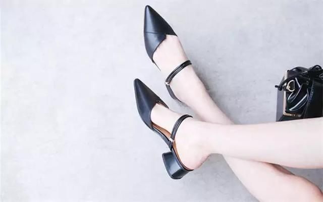 创新十足的小粗跟高跟鞋，散发出性感优雅的女人魅力