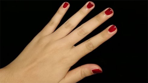  「指甲油」指甲油类似“油漆”，3%的人会过敏，爱美女性必须知道！