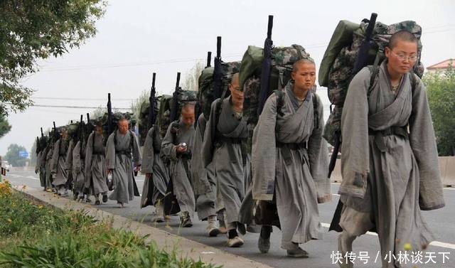 中国唯一不受捐赠的行脚僧，35个女僧风餐露宿，一日行走20里