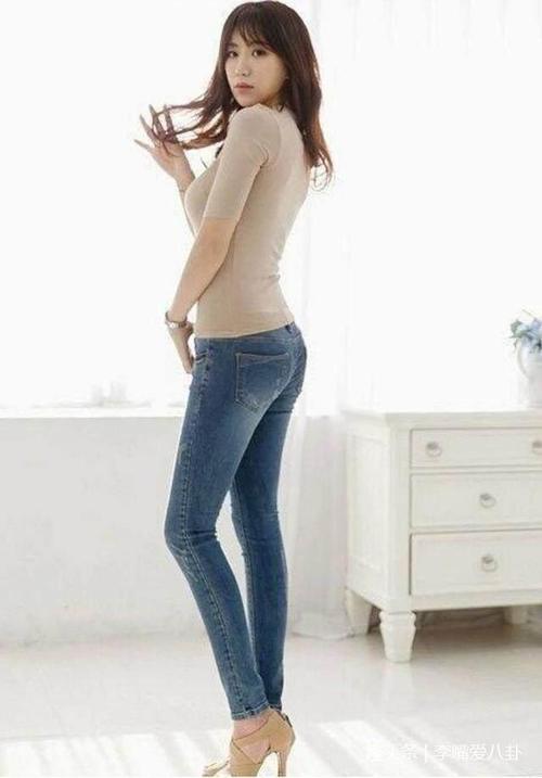 路人街拍，长得漂亮的小姐姐都很会穿搭，吸引着路人的目光！