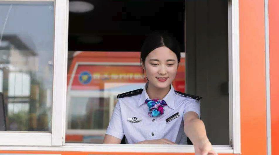  「辞职」高速上的收费员工资不高，为什么没人愿意辞职？看完终