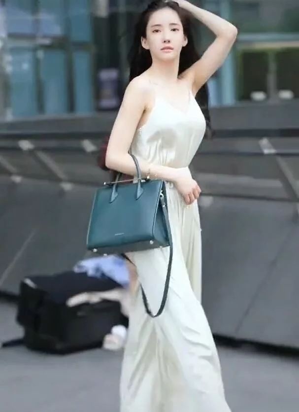  特别|街拍：身姿很好看的美女，穿搭时尚，特别吸睛