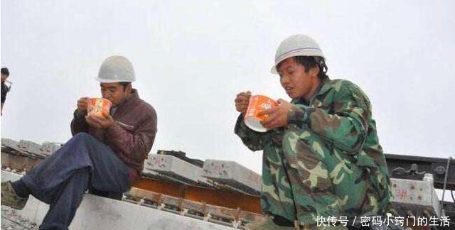  [秋收]一些地方在中秋节前出现了“用工荒”，一天几百没人做，