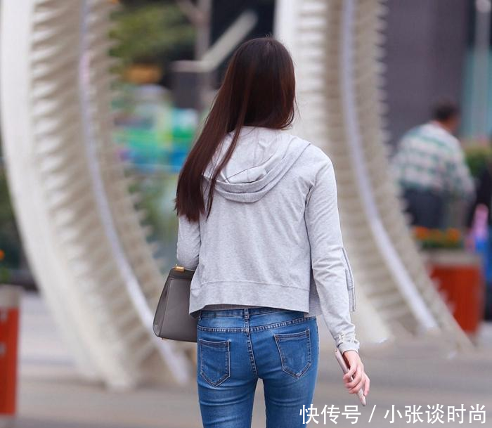 美女街拍, 紧身裤一点也不会觉得俗气 ,气质更上一层楼!