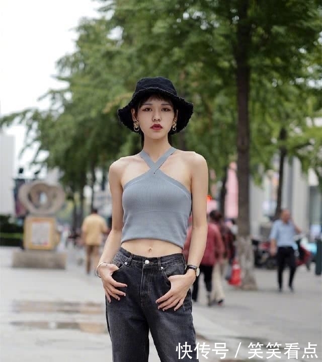  『搭配』街拍：黑色牛仔裤搭配挂脖式背心，轻松尽展曼妙的身姿！